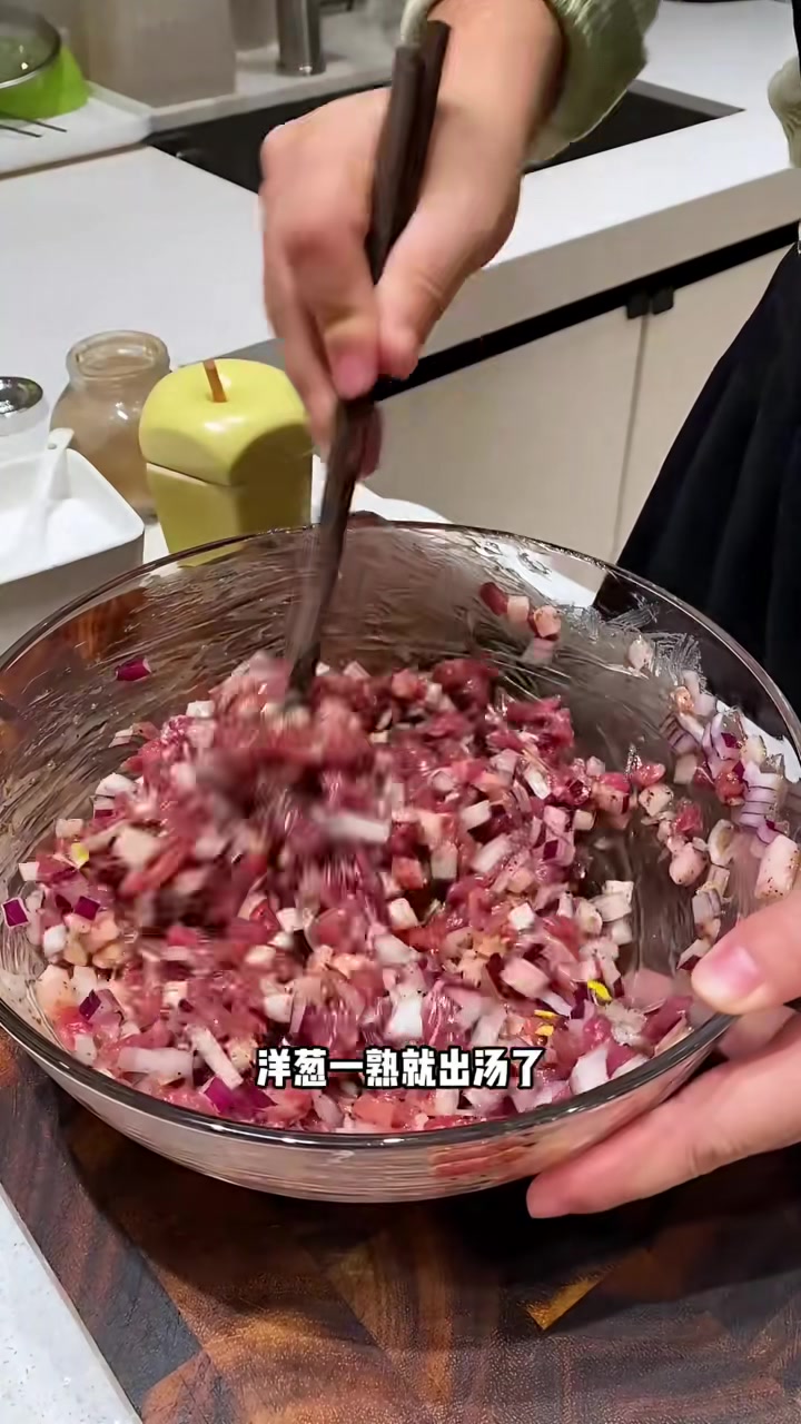 再一次给新疆美食点赞！这烤包子真香迷糊了，烤包子馅老香老嫩了