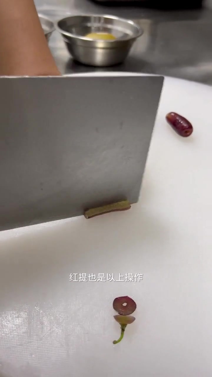 玉兰菜三文鱼水果沙律：这样的搭配真心不错！试做一下吧！