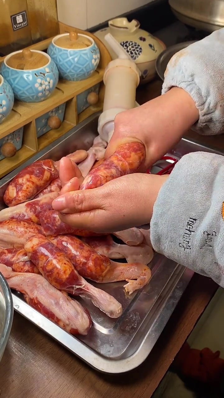 姐妹这个鸭脚包肉做起来吧，直接拿着当零食吃都可以