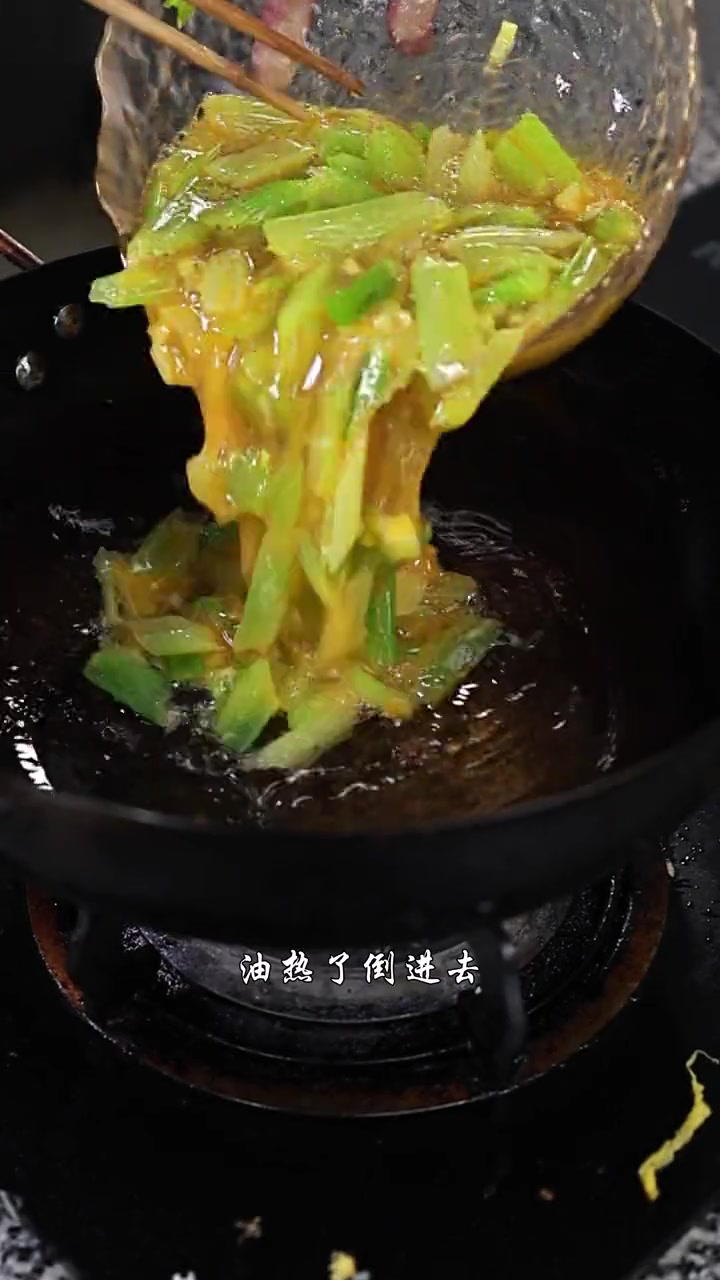 芹菜炒鸡蛋怎么做，今天来一道芹菜炒鸡蛋，不会做的家人们快来学学