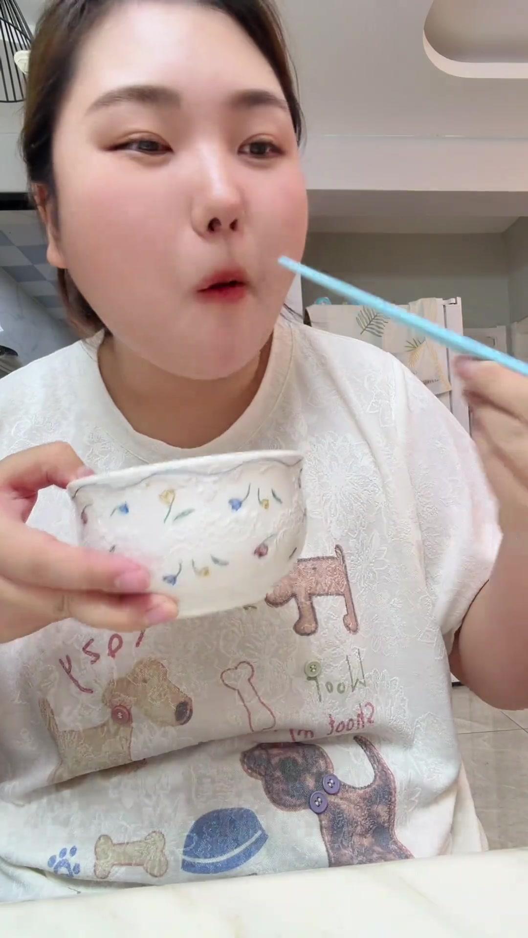 东北女人招待朋友，做一桌子好菜吃得超香