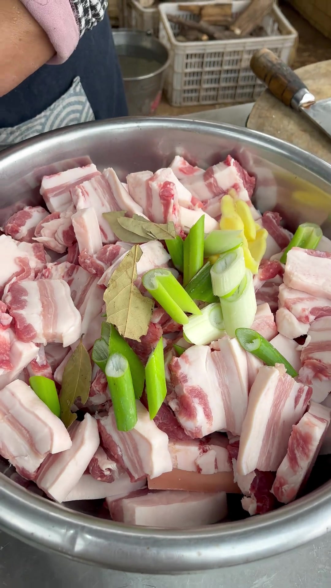 三斤炒出一斤的焖罐肉，到底能有多香？