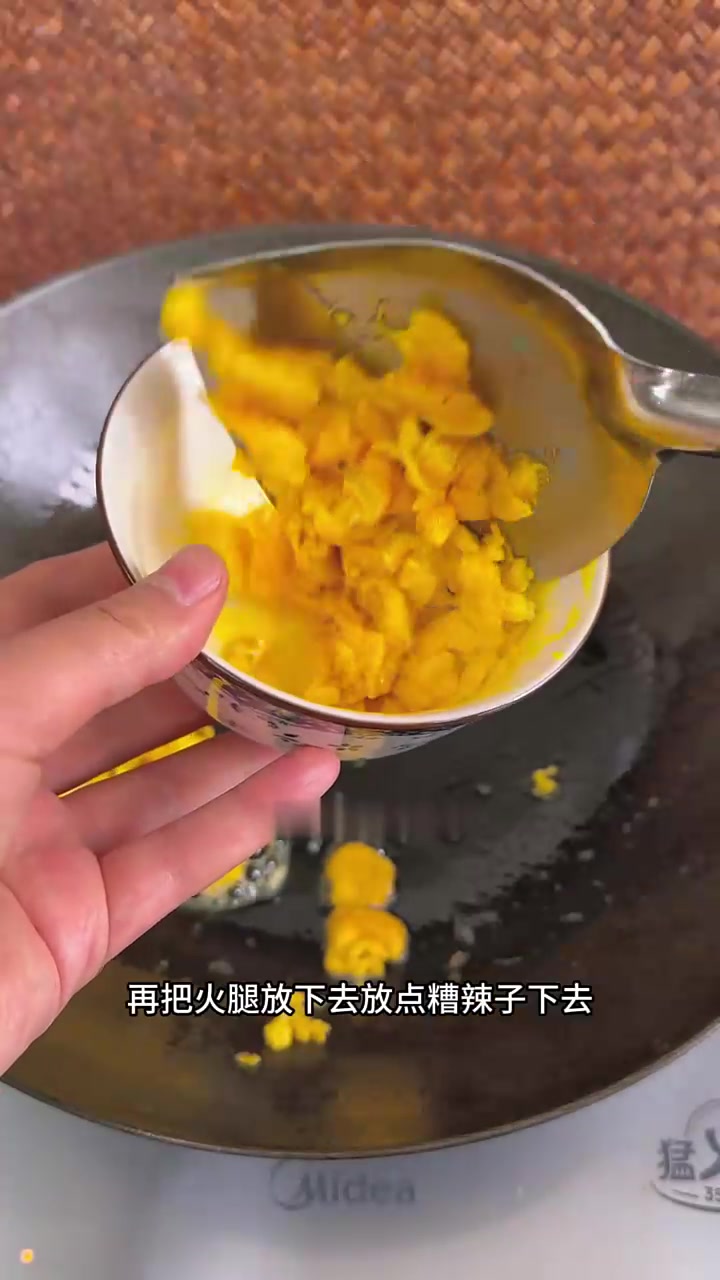 今天做一个家庭版的炒饵块，做法简单，营养美味，感兴趣的朋友赶快试试吧