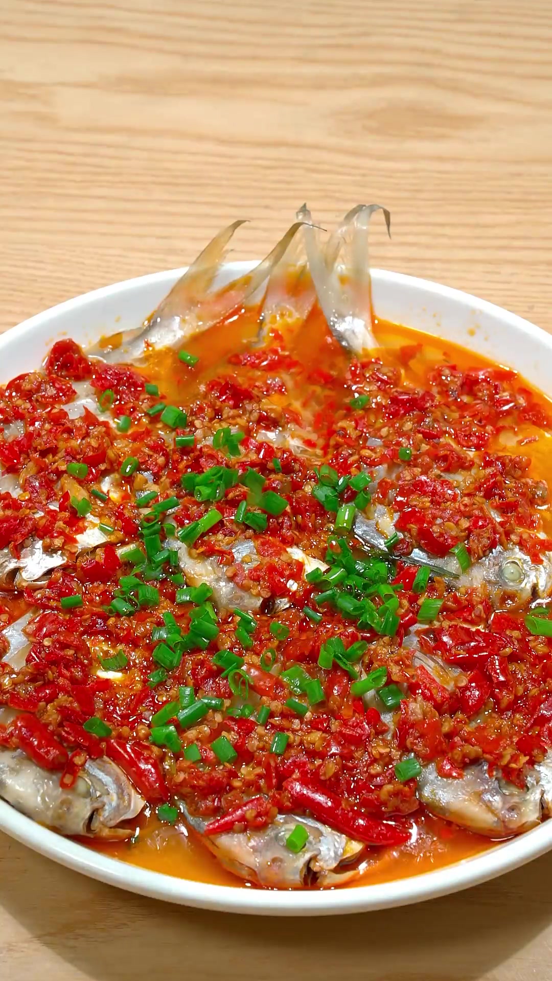 这个鱼真正的名字叫鳊鱼，很多人都以为他是鲳鱼，这个鱼的鱼肉没有刺，鱼肉非常鲜美好吃