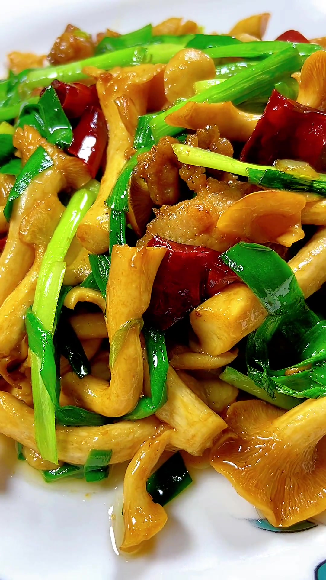 学会蘑菇炒肉，今日买的馒头不够