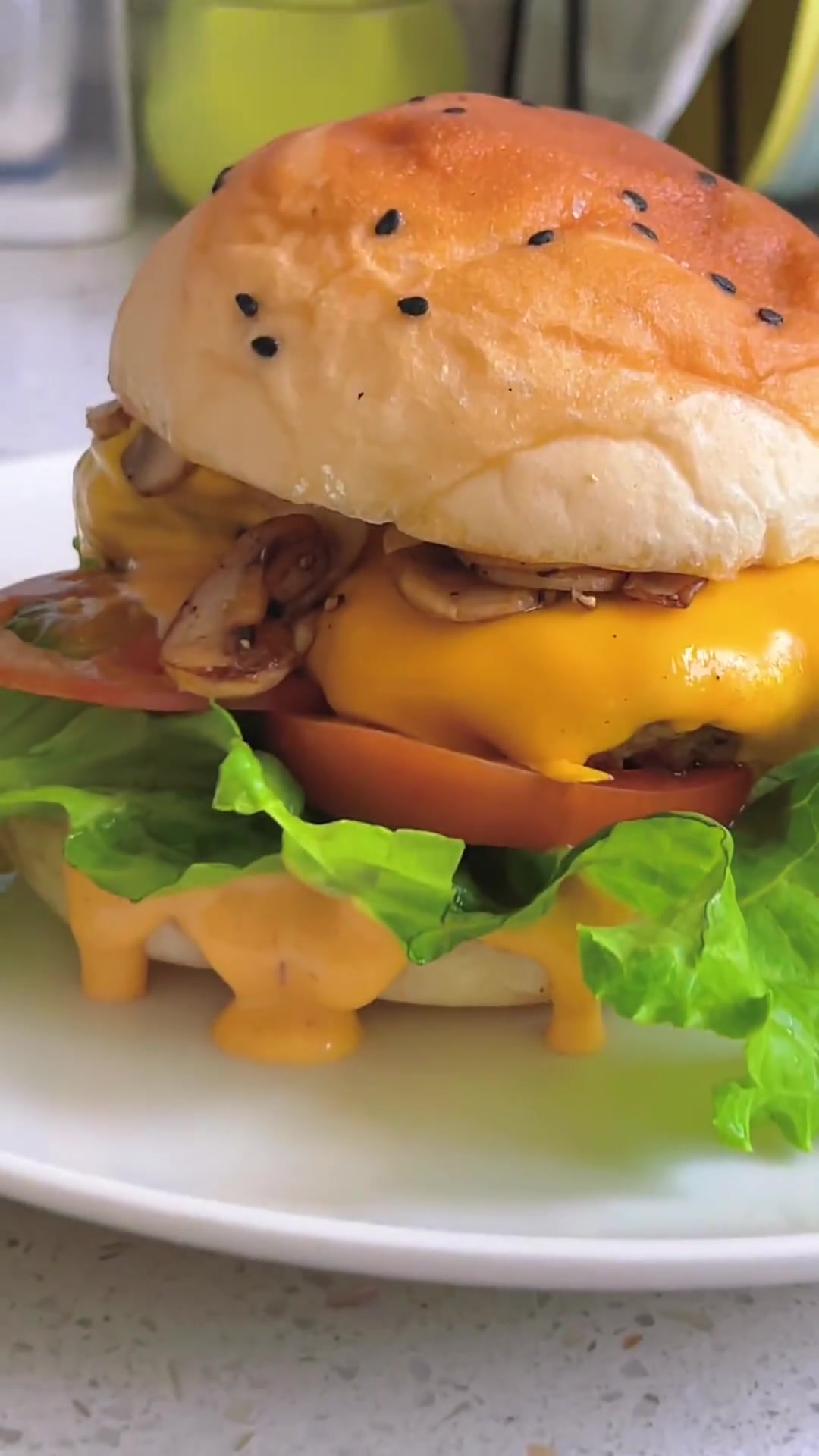 牛肉芝士汉堡～咬下去这才叫一口过瘾又满足！