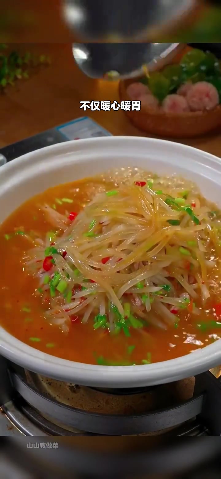天气转凉，给家人做一份萝卜丝牛肉汤吧，暖心又暖胃。家常菜 萝卜 牛肉 萝卜丝牛肉汤
