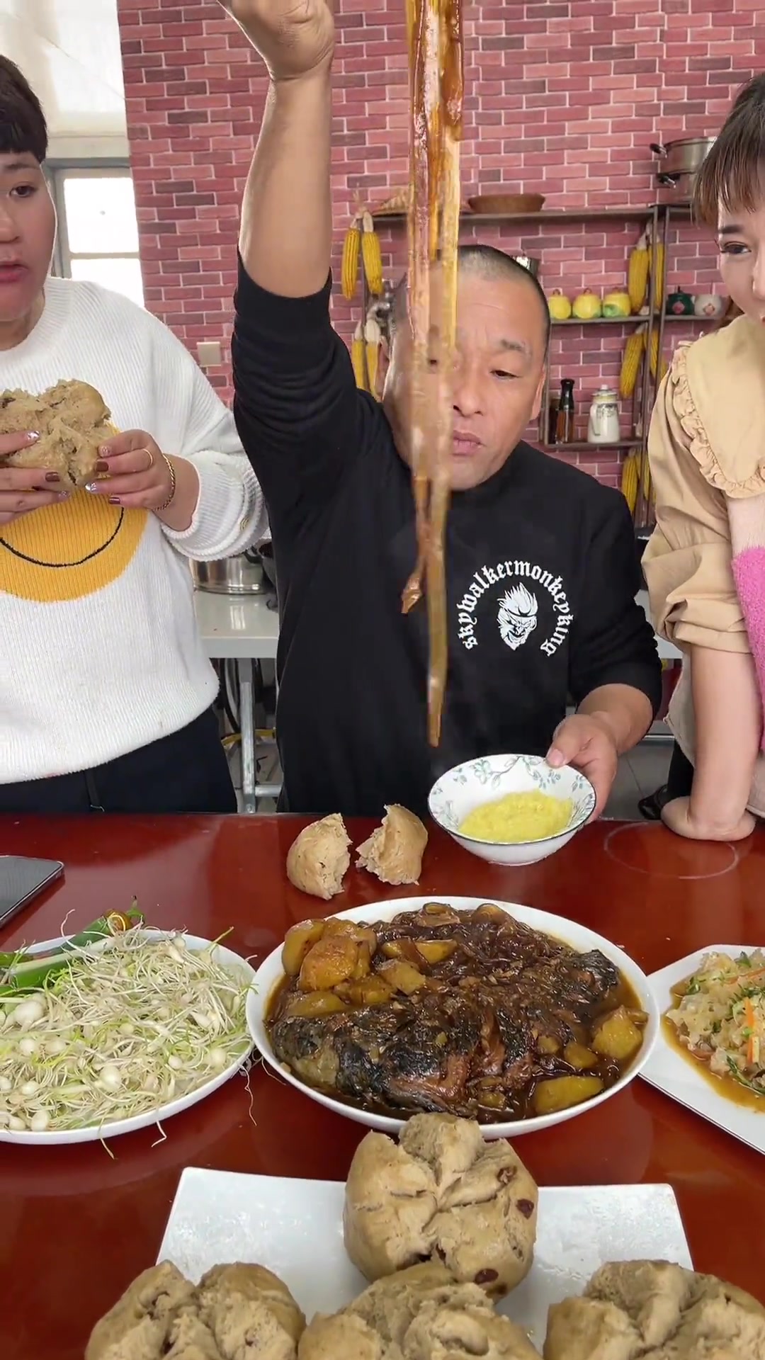 燕麦大枣红糖自发粉蒸开花馒头，铁锅炖鱼超香！