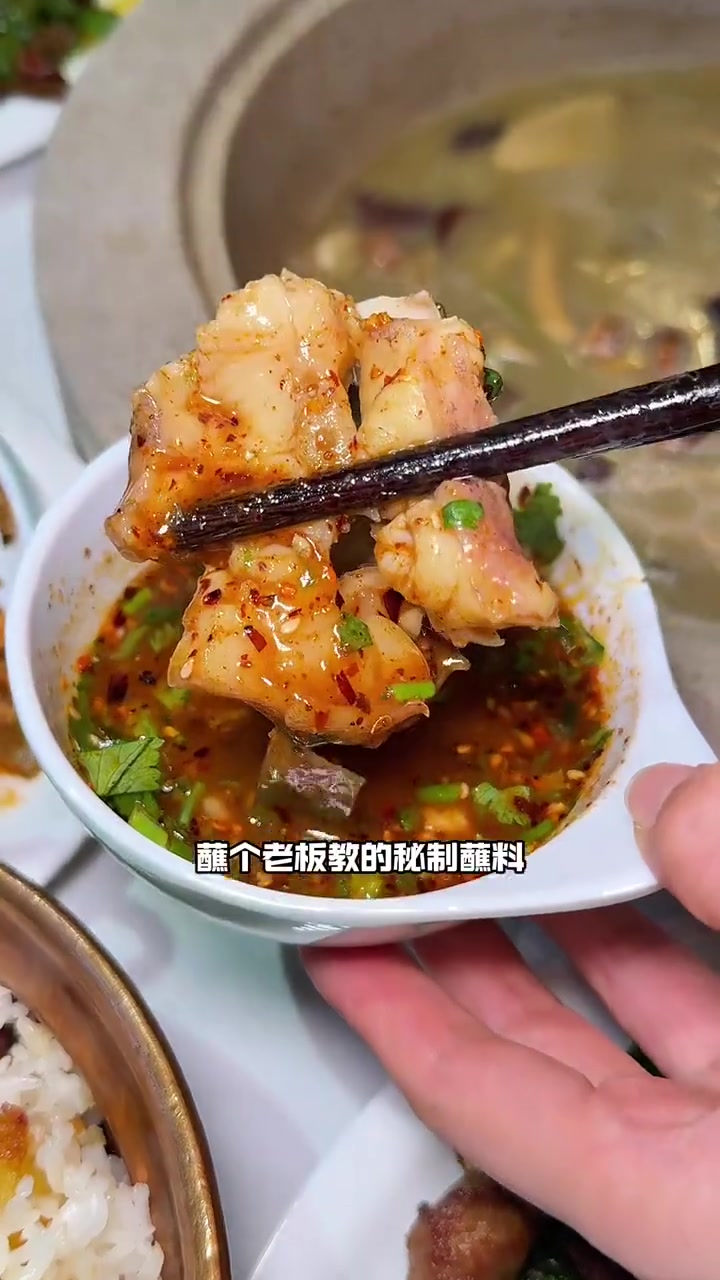 头一次吃正宗的抚仙湖石锅鱼