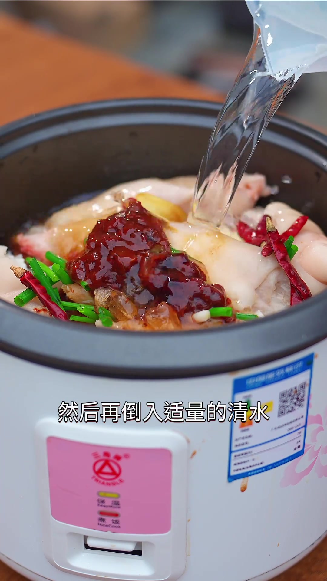 姐妹们注意看啊，我们把猪蹄放进电饭锅里，不开火、没有油烟，就能炖出香气四溢、软糯入味的猪蹄