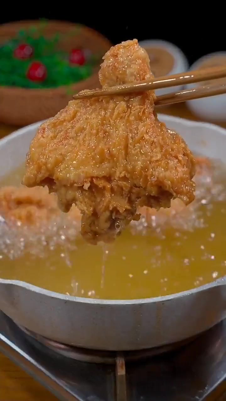 外酥里嫩炸鸡腿，椒香浓郁，令人难忘！