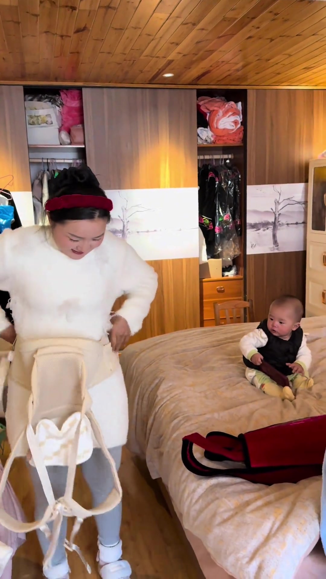 姐妹们，你们说腰凳好用还是背带好用呢