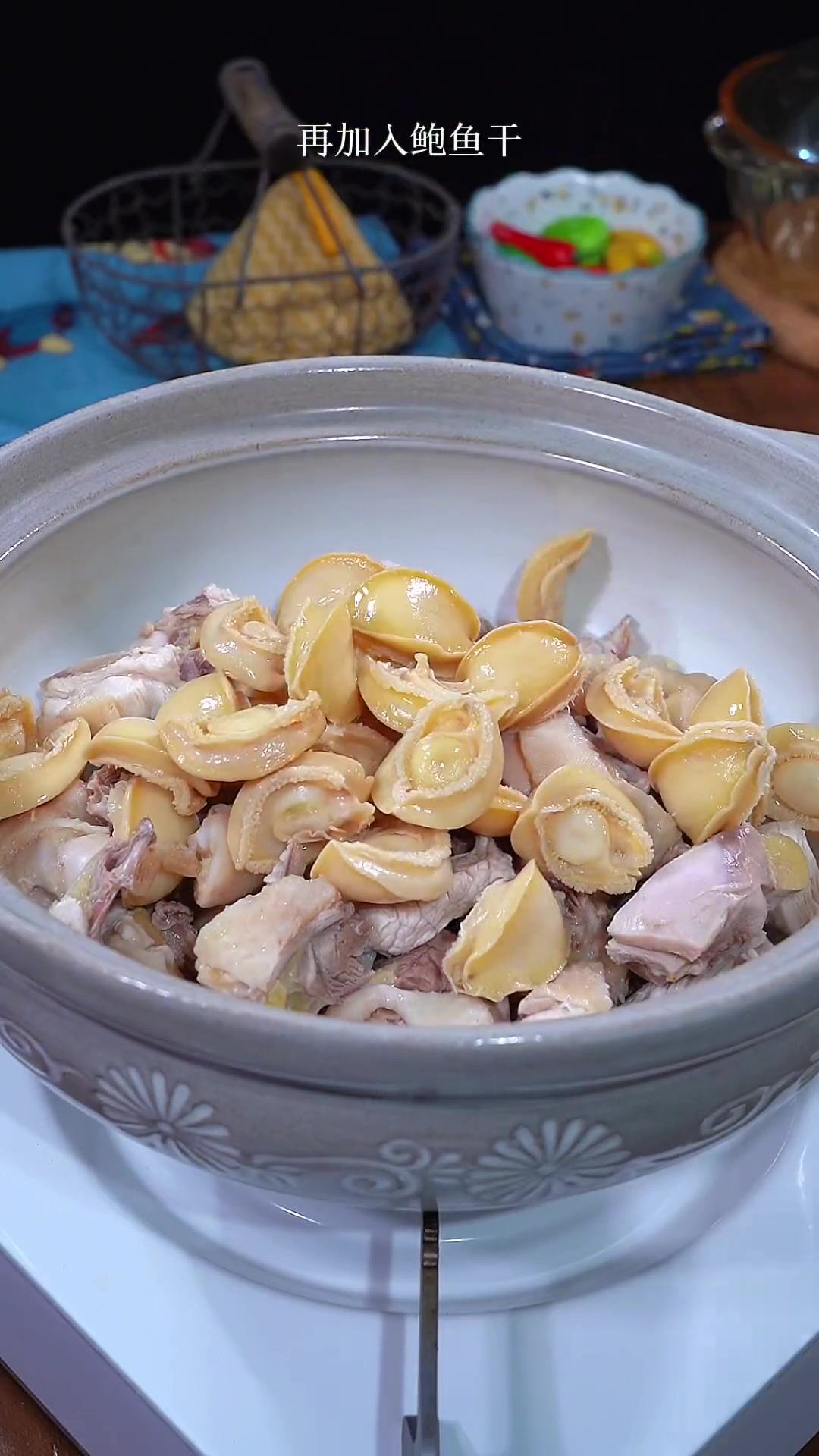 炖了一锅鲍鱼鸡汤，全家老小都爱喝