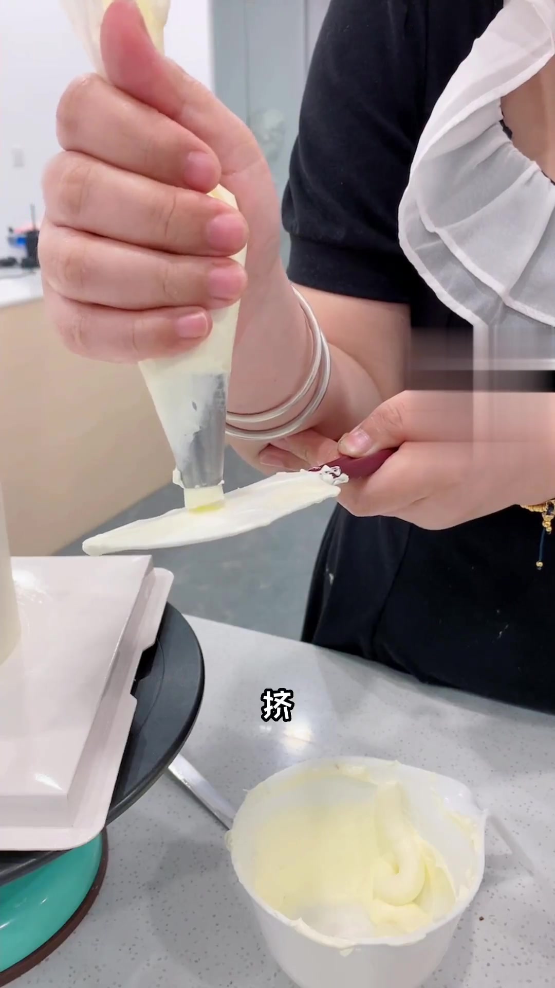 用淡奶油做小奶墩裱花蛋糕