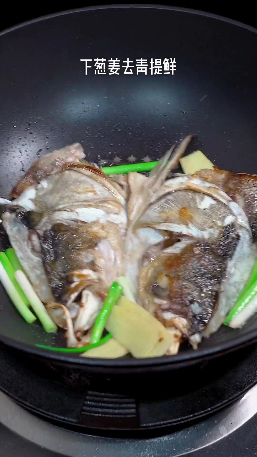 传统鱼头豆腐汤超白的秘诀，看这个视频就知道