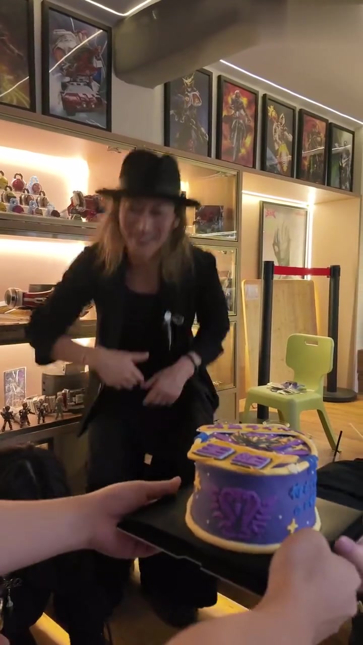 王蛇看到王蛇蛋糕烦躁起来了