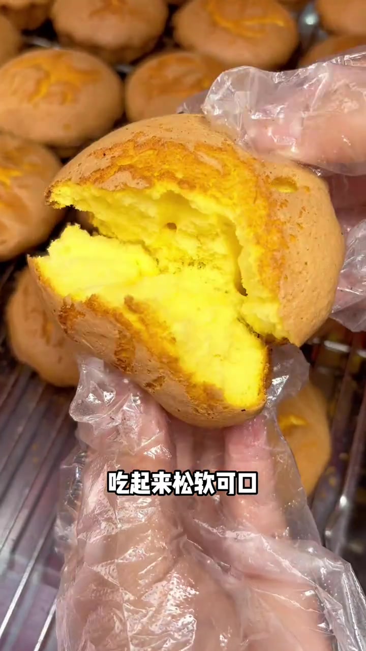 东湖早市有一家正宗的无水南瓜蛋糕店，快来尝尝吧！