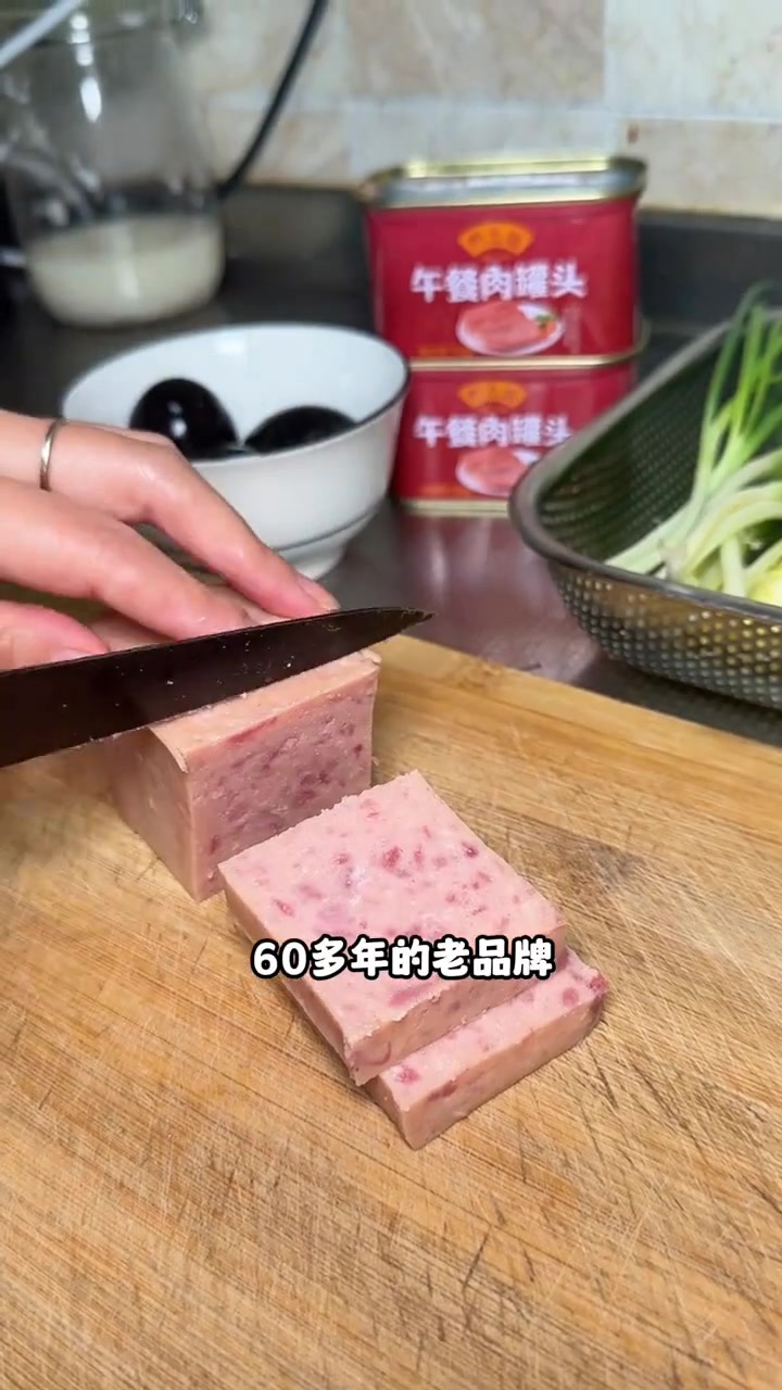 用黔五福午餐肉做一道上汤娃娃菜的方法