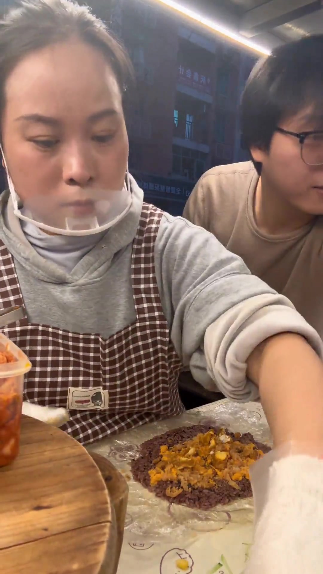 摆摊卖饭团营业额破四位数,感谢大家包容