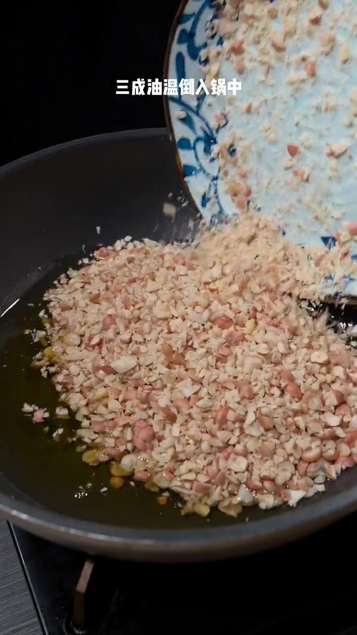 花生辣椒酱像我这样在家做！香辣过瘾，做法简单！配上馒头米饭好吃极了！