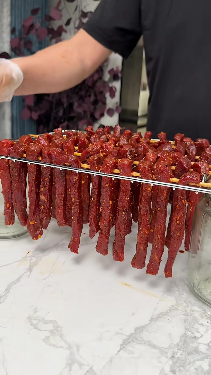 孩子们要出去旅游了，奶奶花180元买了5斤黄牛肉，做了两种口味的手撕牛肉干，真的太香了