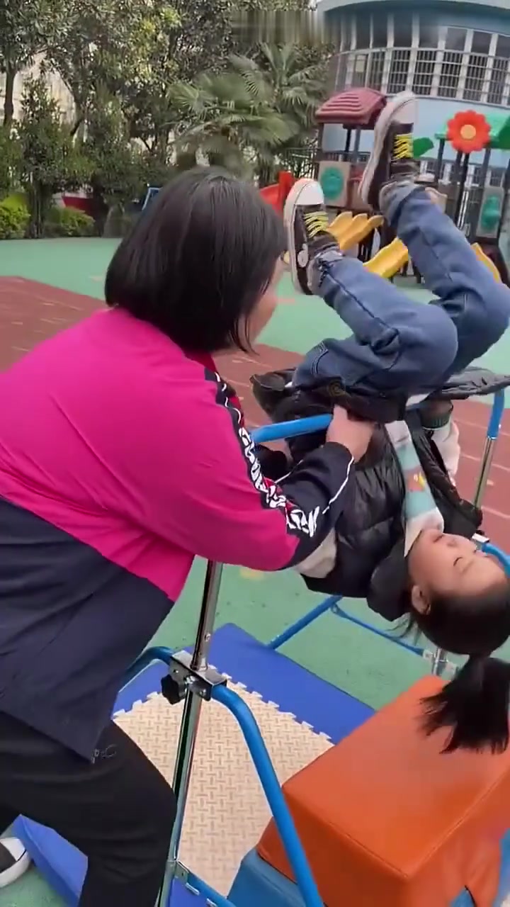 小孩为救迪迦找泰罗手镯，对抗绿头鱼！