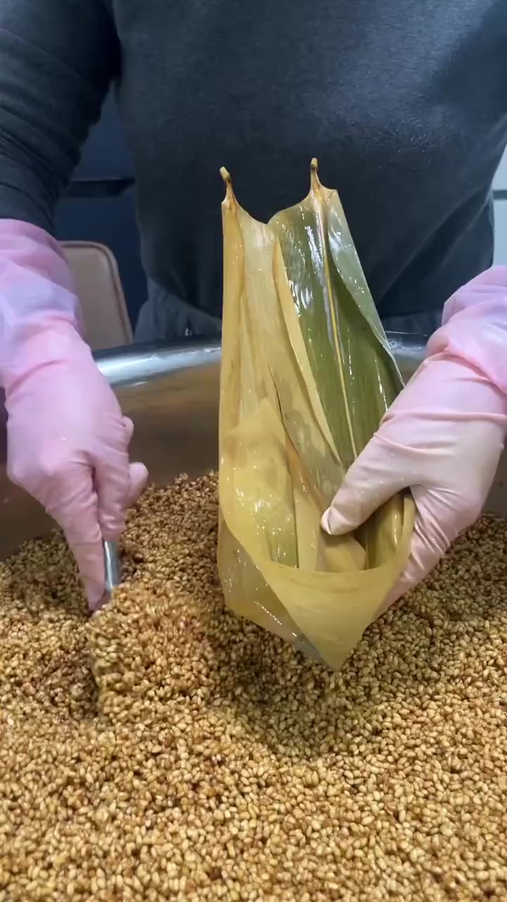 前几天有网友定了蛋黄肉粽,今天买了200多个咸鸭蛋,准备包蛋黄肉粽,民间传统美食 创作者扶