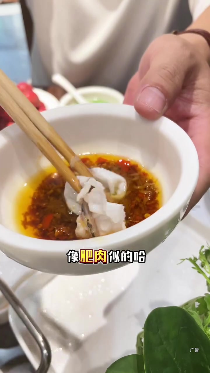 莫旗斑鱼火锅,鱼片薄得能透光,汤底鲜得能醒脑!