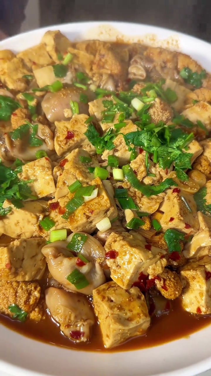 鱼杂炖豆腐 米饭杀手来了！鱼杂炖豆腐，鲜辣过瘾，一口入魂，太费米饭了！家常菜 下饭菜 美食