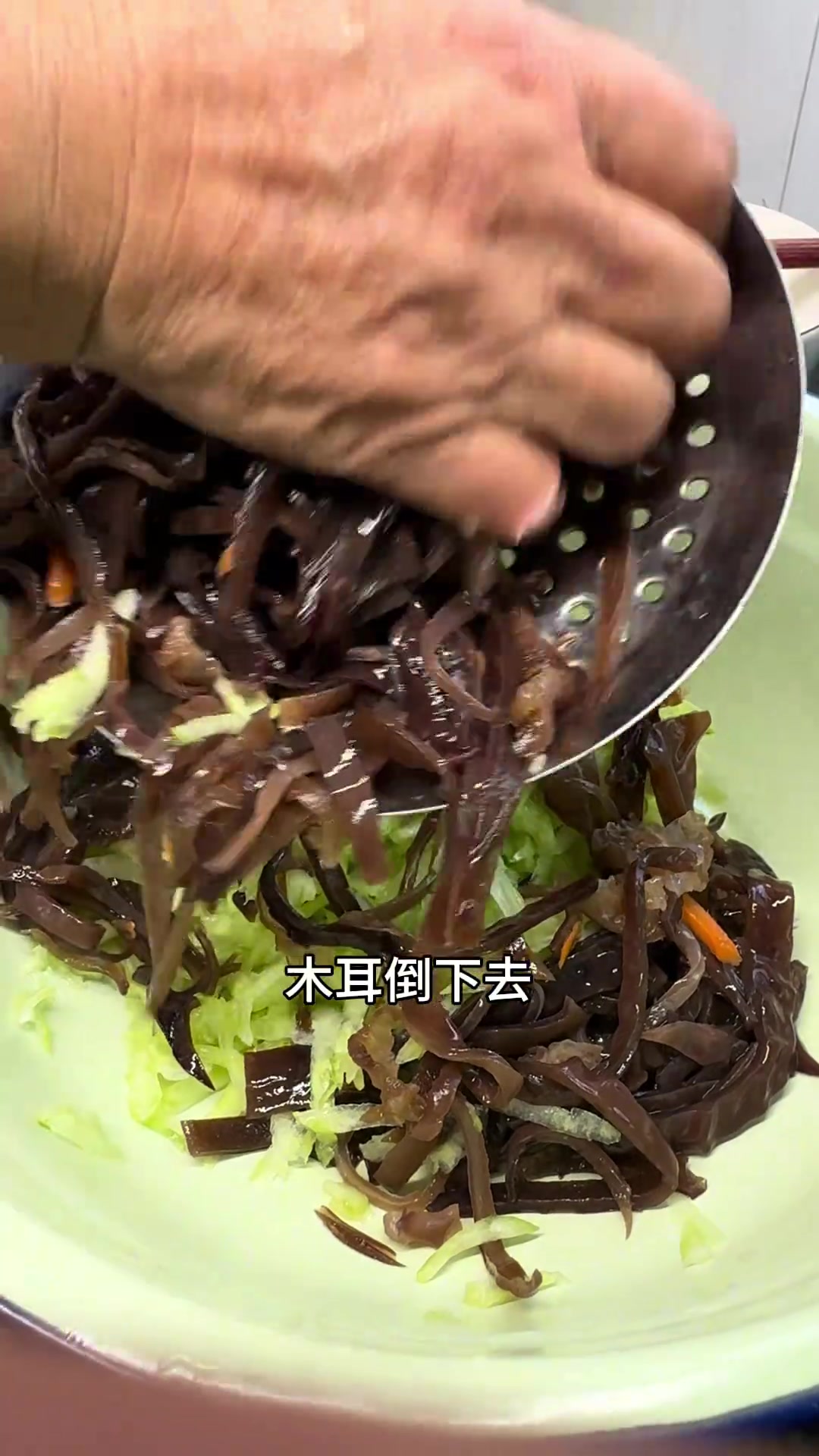 朋友们,你们吃过馄饨皮做的蔬菜卷吗?