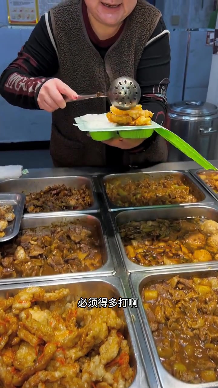东北盒饭菜量超大且种类丰富