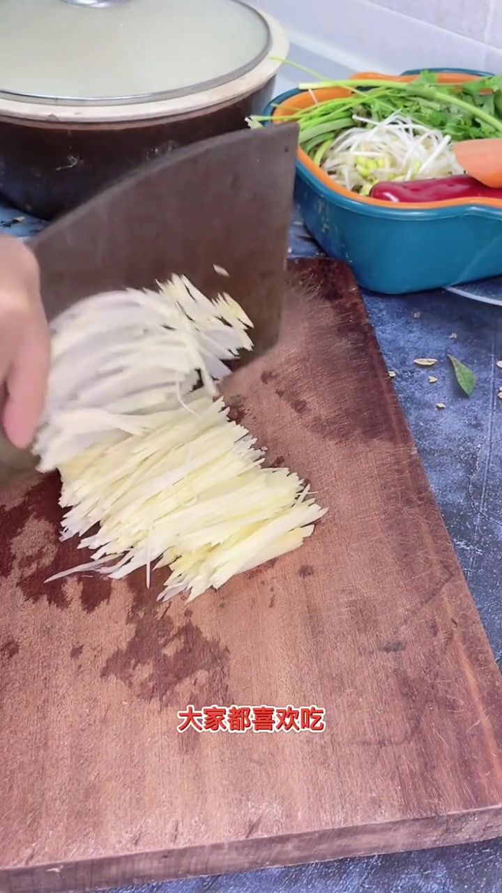 又软又劲道的小薄饼，卷个菜呀、肉呀的都好吃，吃炒饼也很软和