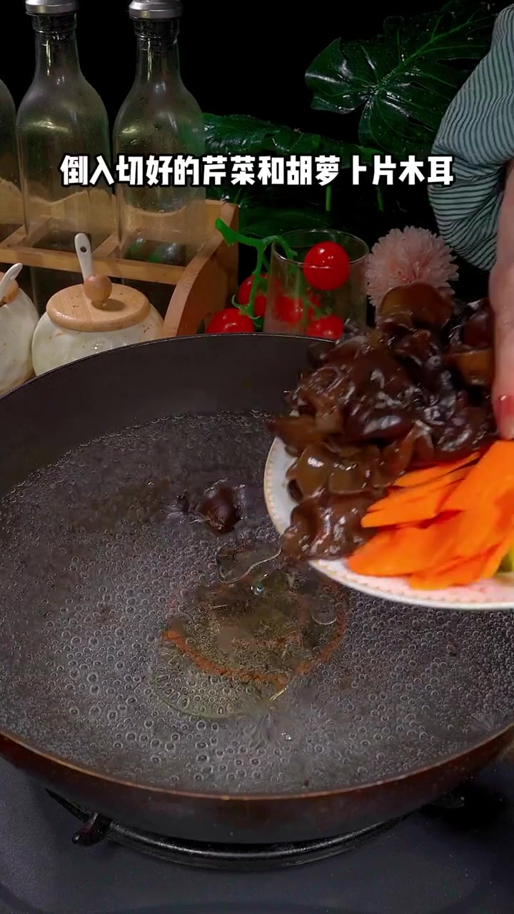 芹菜炒鸡蛋的家常做法，好吃下饭