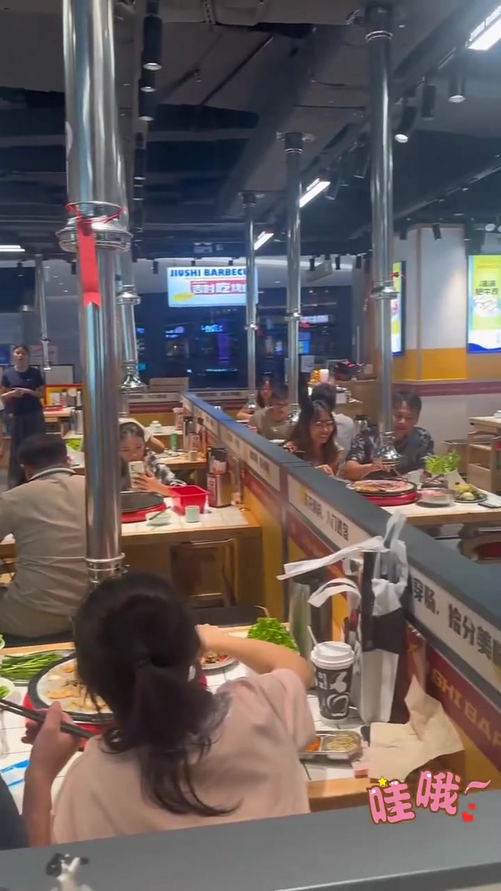 同城热点来吃饭了，学生党必冲酒拾烤肉！秘制腌制，五花肉酥脆牛肉嫩滑