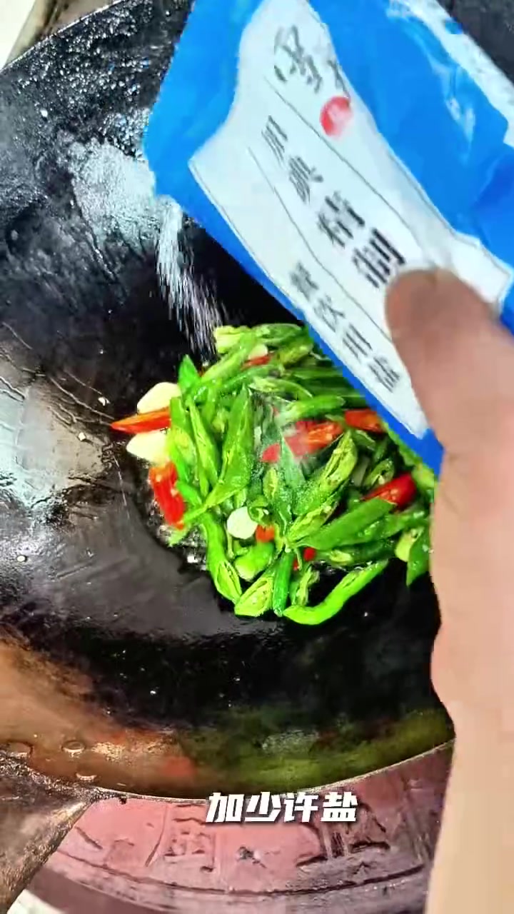 饭点到啦,大家午餐都准备吃点啥?蓝朋友秒变“厨神”,训练间隙也不忘解锁新技能,带皮五花肉煸