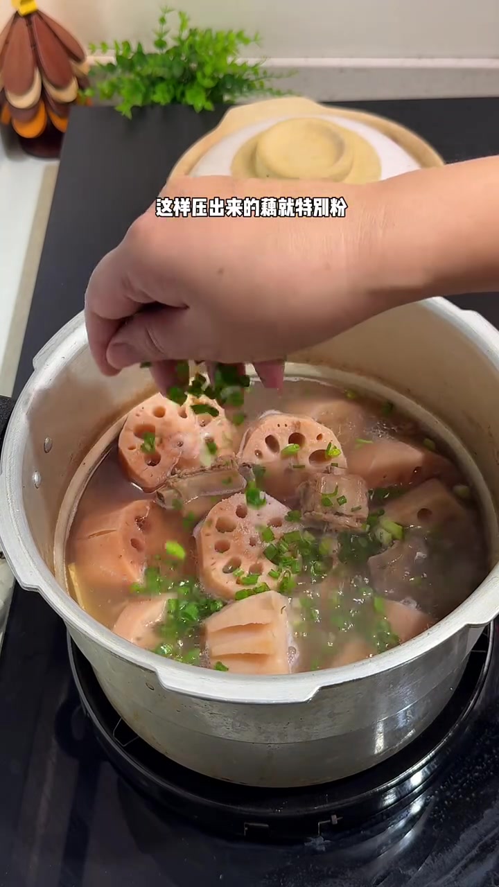 适合秋冬喝的莲藕排骨汤,用洪湖的粉藕炖出来的汤鲜甜好喝