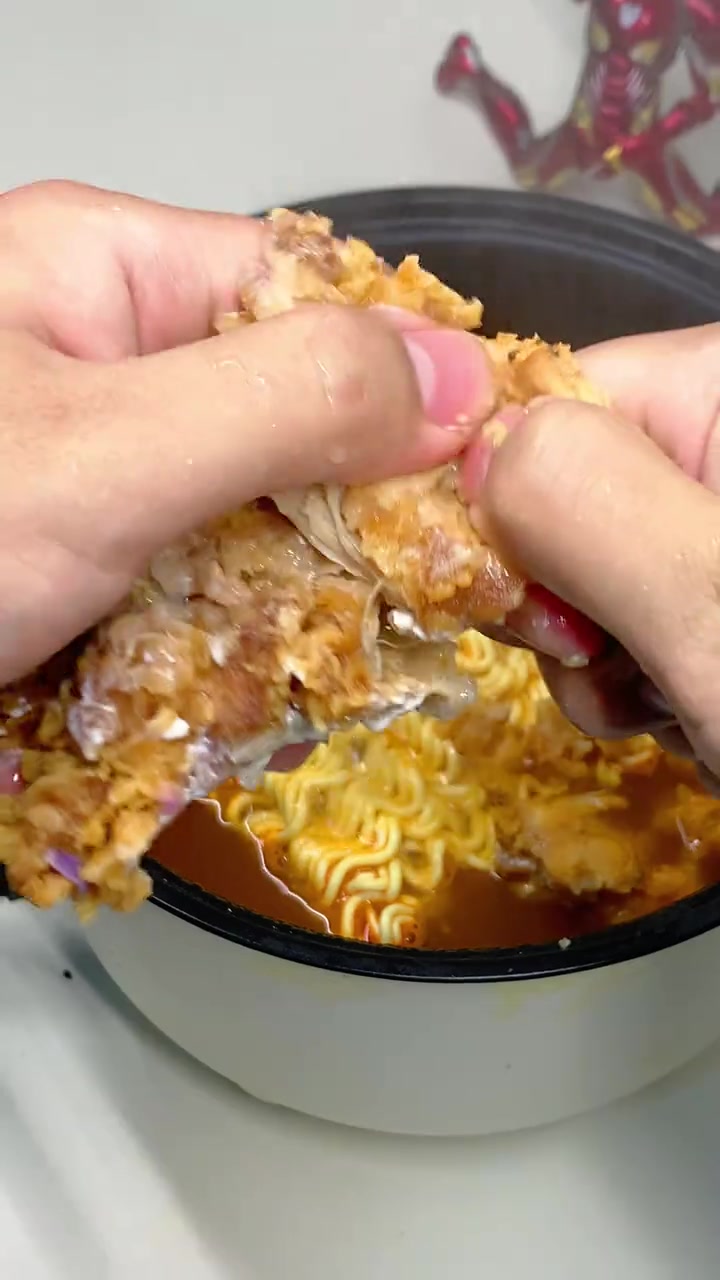 汉堡肉配火鸡面，这种邪修吃法太香了