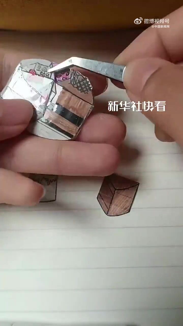 女生找到学生时代做的“生日蛋糕”，空间想象力和动手能力惊艳众人。网友：那个年纪真是有着无穷