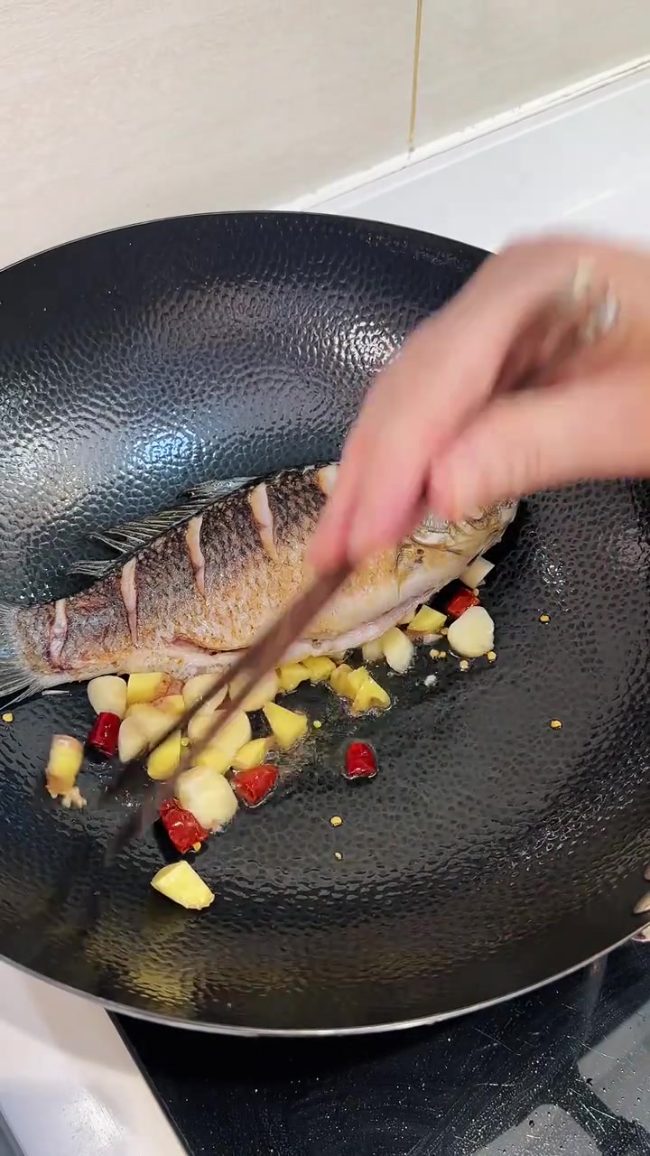 今天给家人做了鲫鱼烧豆腐，汤鲜味美，真的太好吃啦