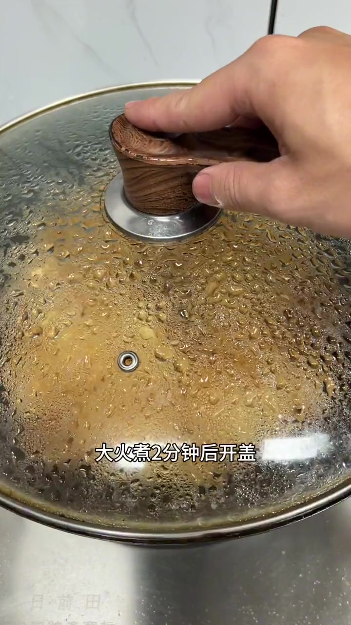 潮汕特色家常菜鱿鱼焖肉皮，肉皮吸收了汤汁，吃起来又软又香，真的巨好吃