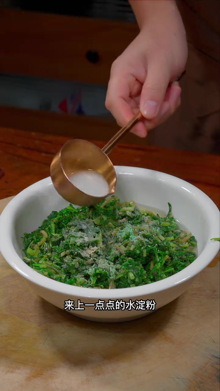 马兰头炒鸡蛋，又到了吃野菜的好时候，周末田间挖的马兰头，做个鲜美清香的马兰头炒鸡蛋