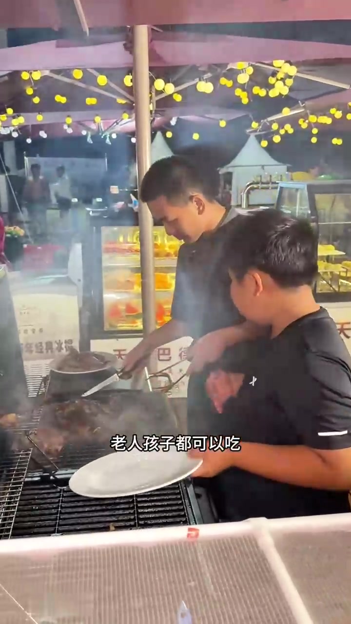 巴德起士林，在浅水湾的沙滩上出头吃一顿美式熏肉牛排自助餐太棒了！