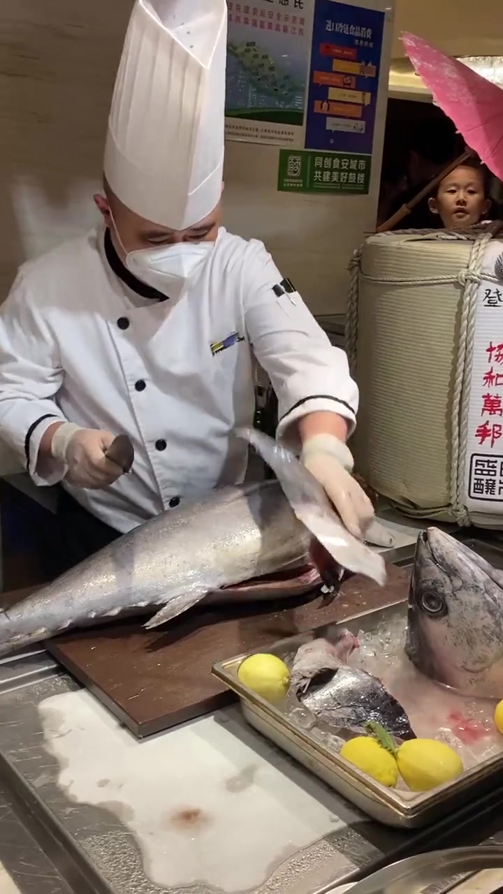 今天咱们去五星级酒店吃一顿自助餐，我还是头一次在自助餐餐厅看现场开金枪鱼