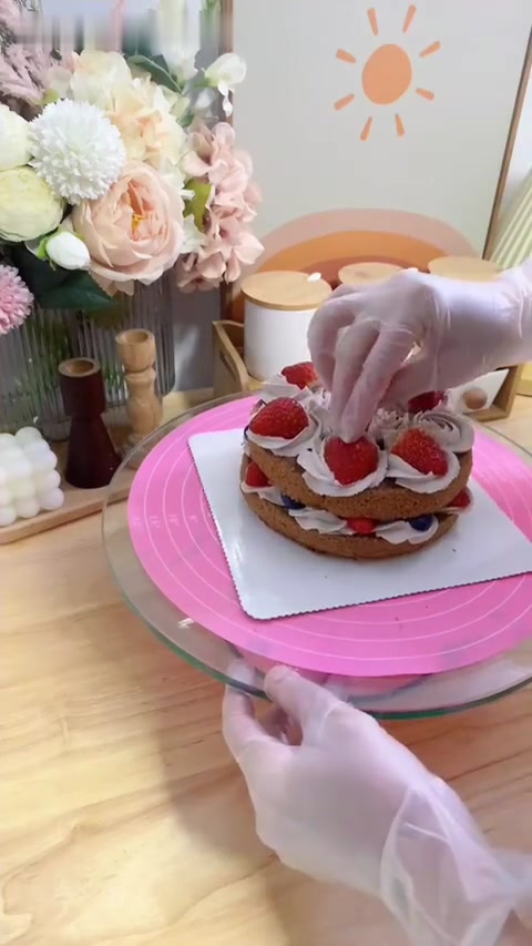 有手就能做的，简单又好看，上次的水果蛋糕对新手小白很友好，裸蛋糕就是有手就能做的款式