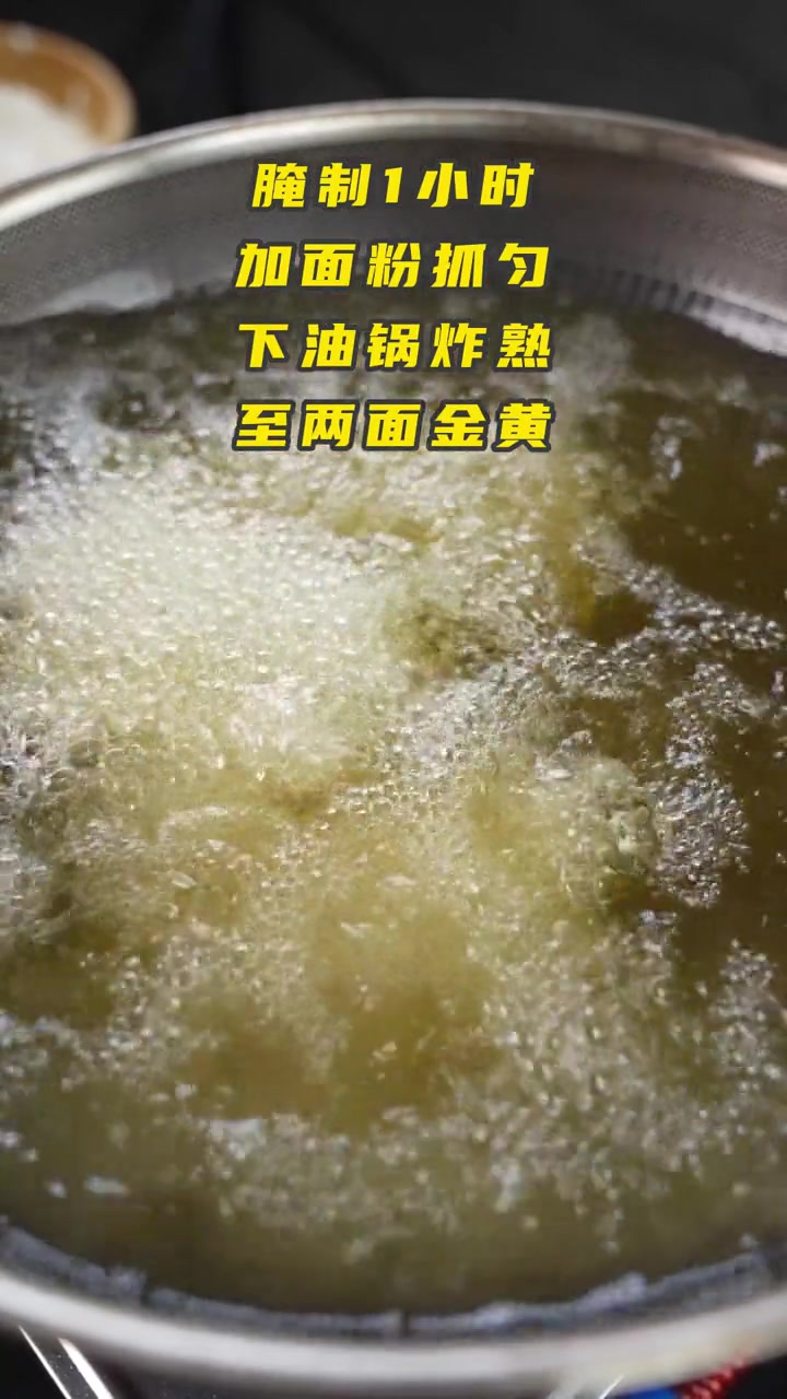 熬带鱼这么做才好吃！年夜饭系列之，肉质鲜嫩，入口即化，鱼肉充分吸收了汤汁的精华，鲜美可口。