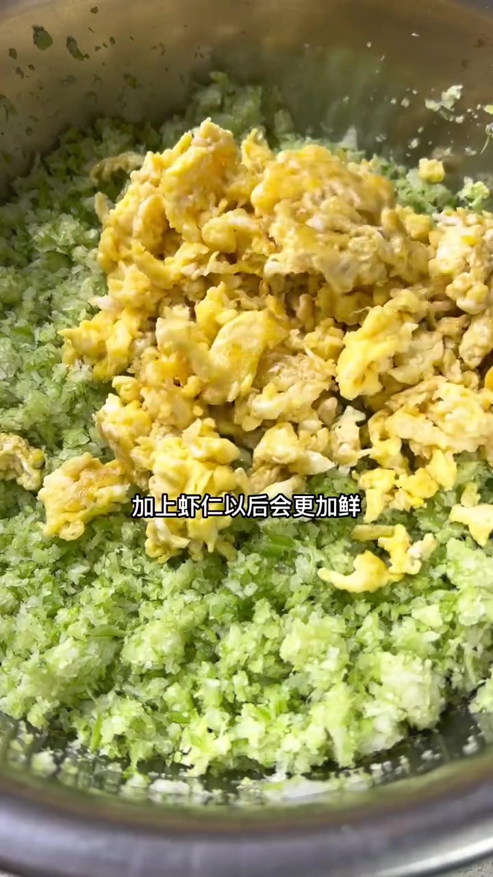 白菜、芹菜、鸡蛋和虾仁做的饺子，只是一个鲜