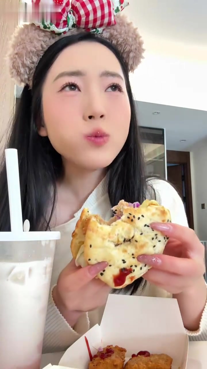 生日炫4个蛋糕,这幸福谁懂