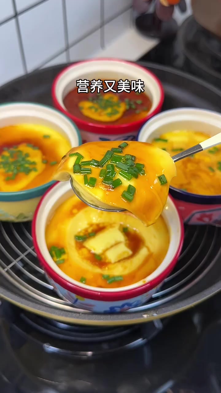 开水蒸蛋,0失败教程:2个母鸡蛋120毫升开水。倒入滚烫开水再打散,别担心不会变成蛋花汤!