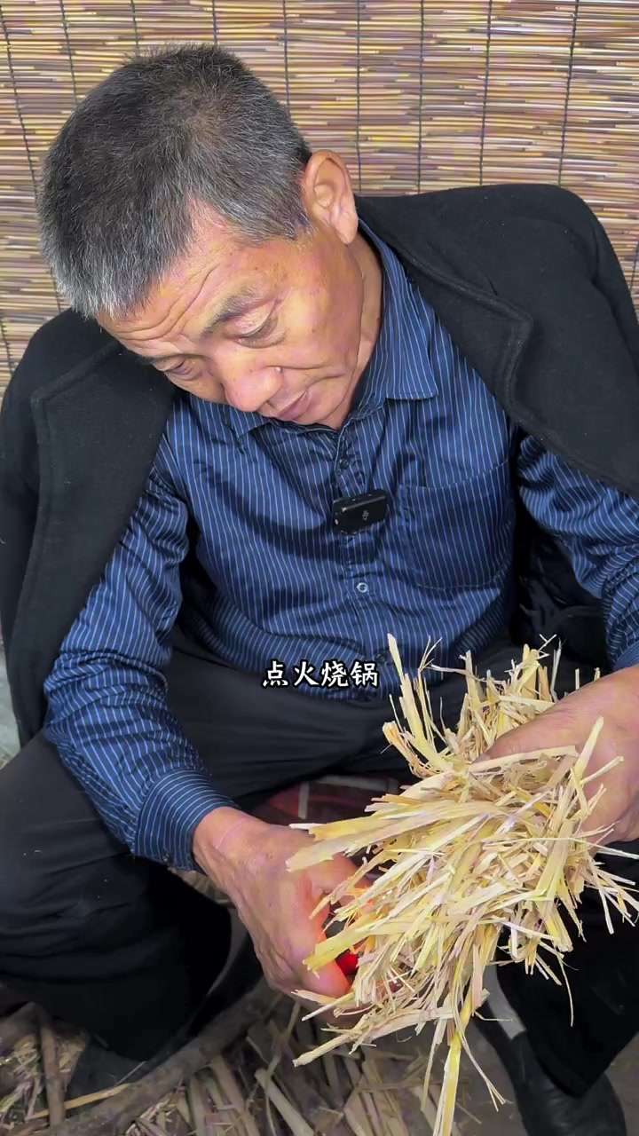 农家柴火灶顿出家乡味 麻辣鲜香的王婆大虾家常做法 