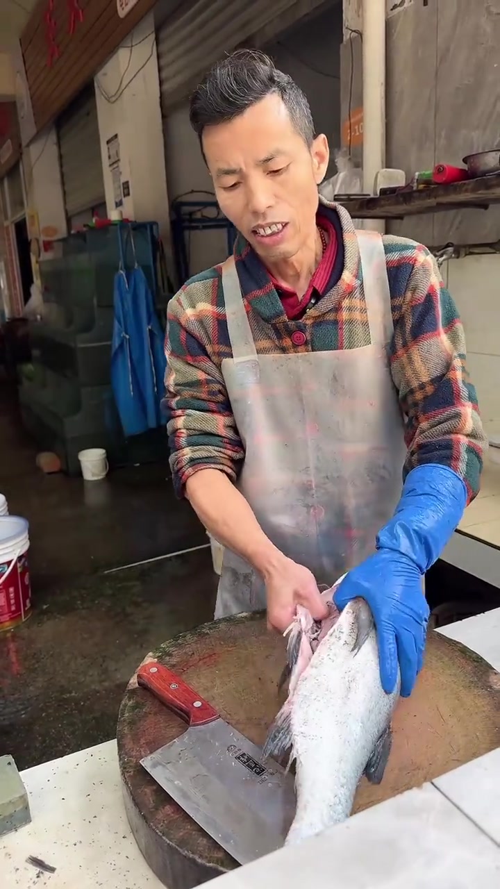 南方菜市场的暖心一幕，爷爷拿鸡蛋来给奶奶换鱼吃